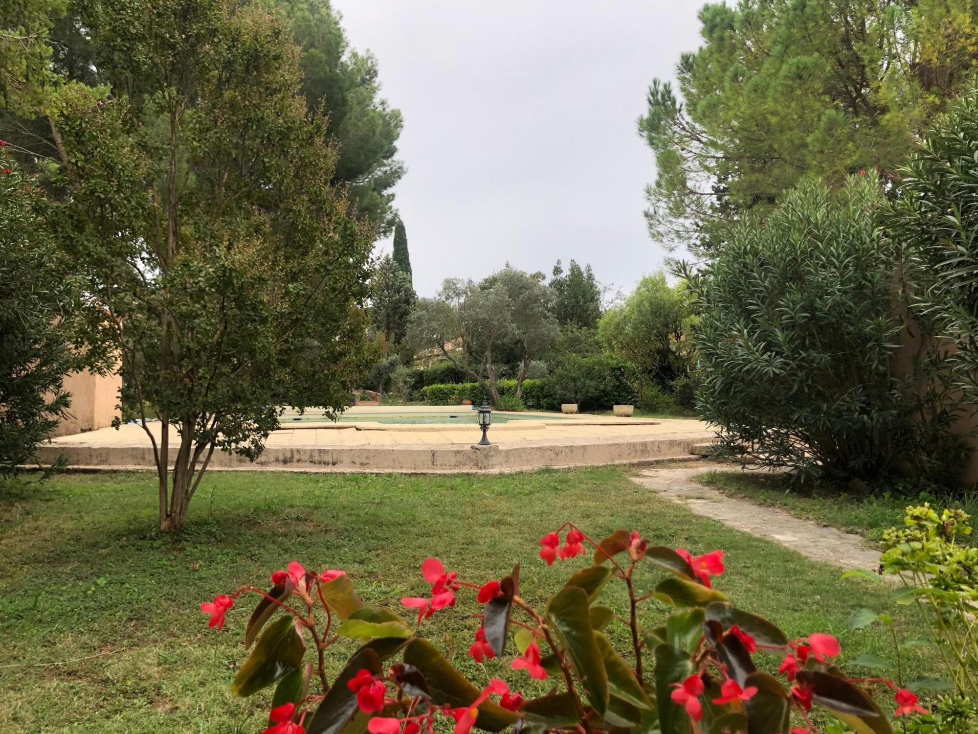 Cornillon-Confoux Gite En Provence Dans Grand Jardin Avec Piscine Partagee מראה חיצוני תמונה